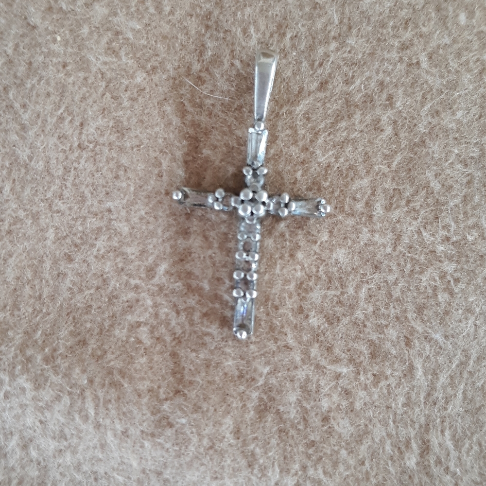 Cross Pendent in sterling silver and CZ.